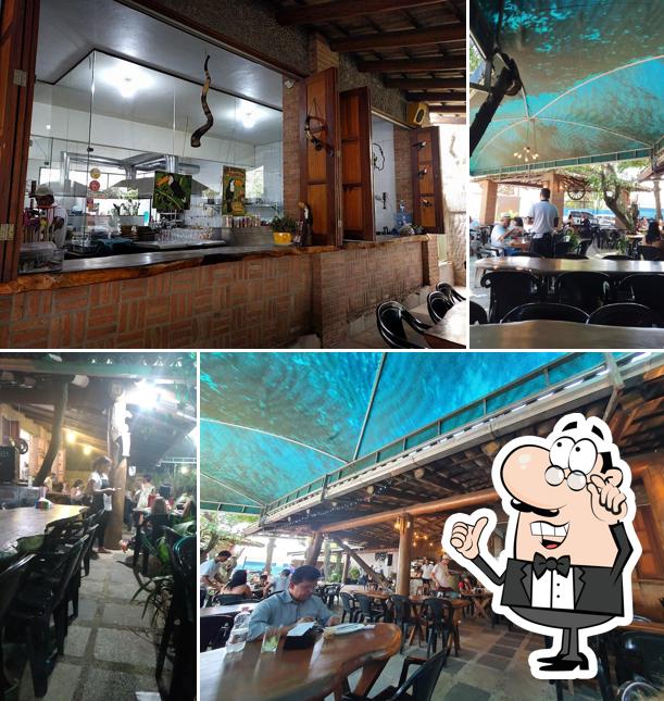 Sente em uma das mesas no Tucanos Restaurante