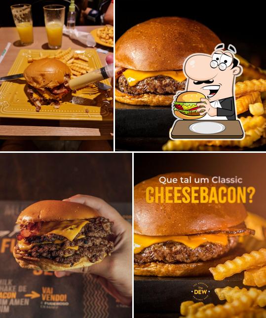 Deguste um dos hambúrgueres disponíveis no The Dew Burger Hamburgueria