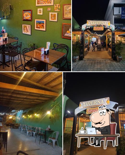 Sente em uma das mesas no Taverna Burger