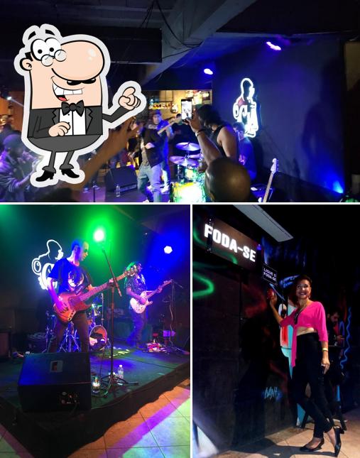 Sente em uma das mesas no O Clã Pub