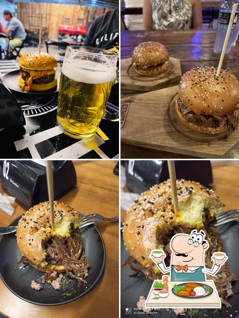 Sanduíche de carne de porco desfiada em Cemita Burger & BBQ