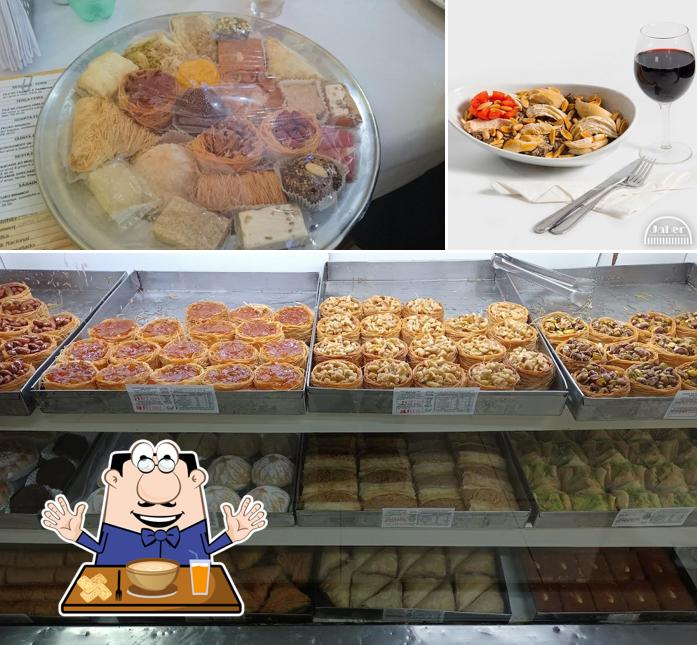 A comida e bebida do restaurante