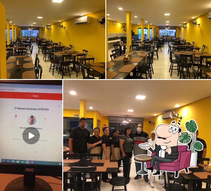 Sente em uma das mesas no Joselma Pizzaria