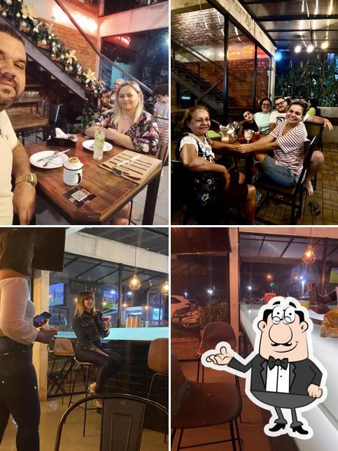 Sente em uma das mesas no +88 GASTROBAR