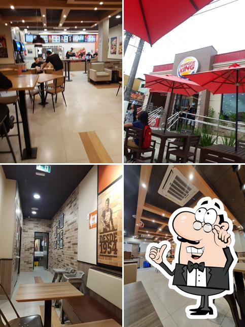Sente em uma das mesas no Burger King