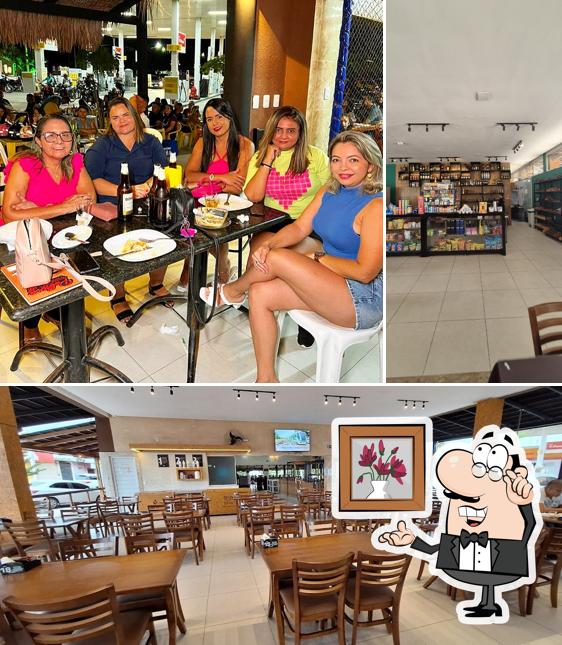 Sente em uma das mesas no Palhoça Grill