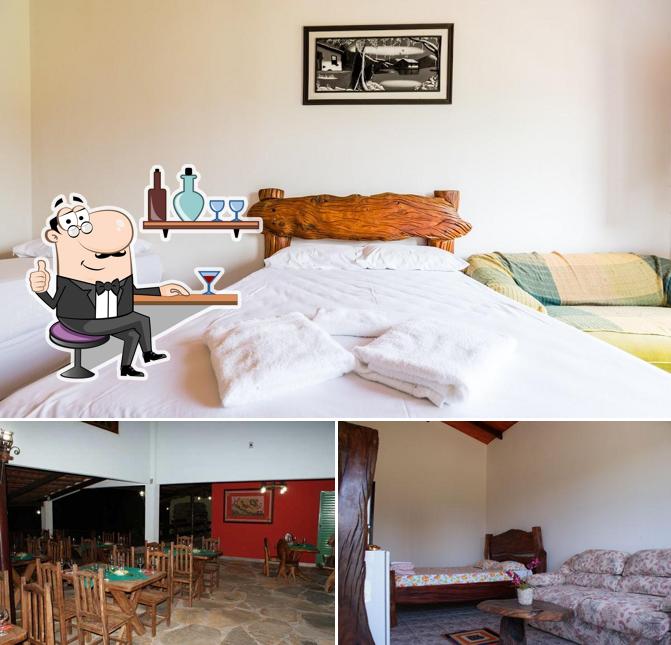 Sente em uma das mesas no Hotel Fazenda Serra da Irara
