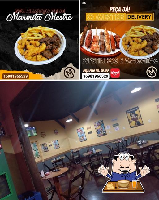 Confira a ilustração ilustrando comida e interior no O Mestre Espetos E Porções