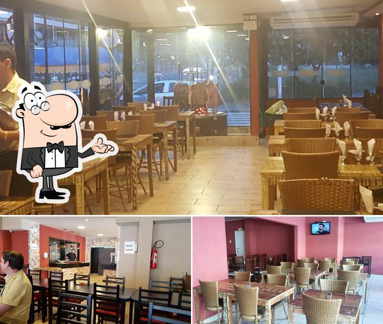 Sente em uma das mesas no Costillas Grill - Costelaria & Churrascaria