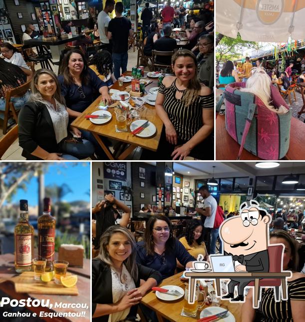 Sente em uma das mesas no Pasteleiro Bar