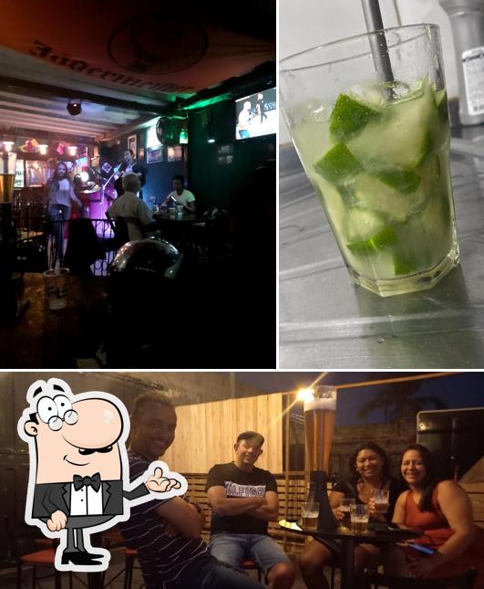 Esta é a imagem ilustrando interior e comida no Orge Pub