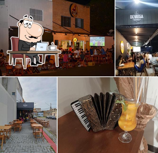 Sente em uma das mesas no O Caranguejo Boteco - Aracaju
