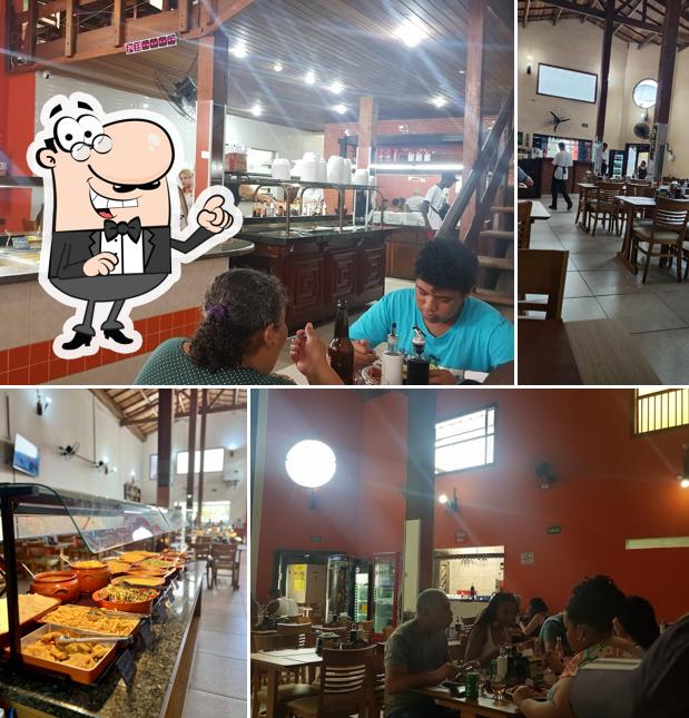 Sente em uma das mesas no Restaurante Leblon Itanhaém