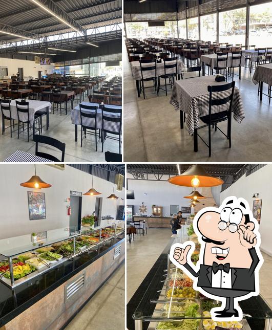 Sente em uma das mesas no Restaurante Tenda Catedral