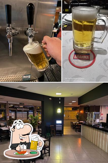 Você pode tomar um copo de cerveja leve ou escura