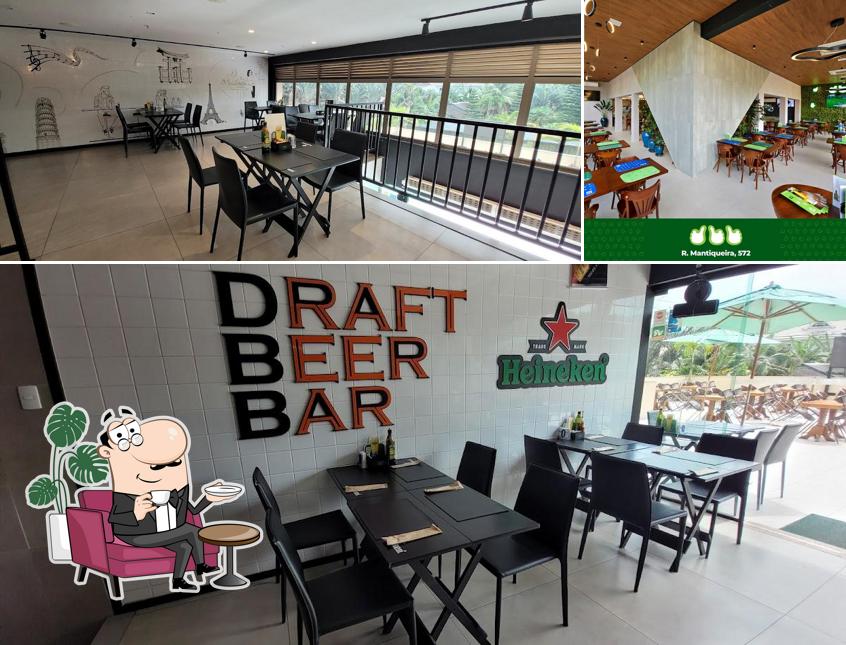 Sente em uma das mesas no Dbb Ribeirão Preto - Draft Beer Bar