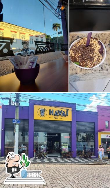 Entre diversos coisas, exterior e comida podem ser encontrados no Havaí Açaí Araras