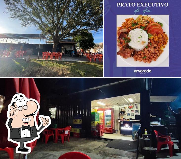 Sente em uma das mesas no Arvoredo FoodStore