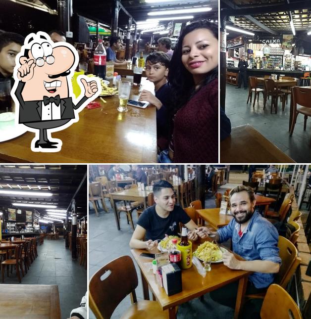 O interior do Adriano Lanches