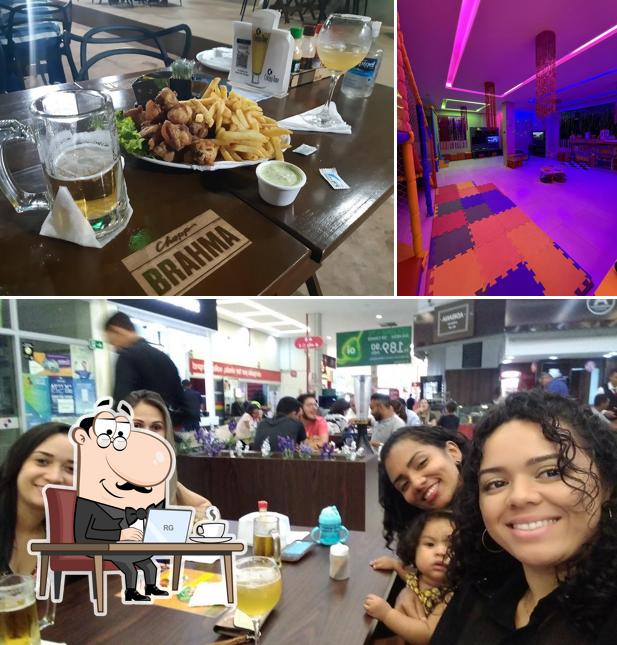 Sente em uma das mesas no Chopp Time