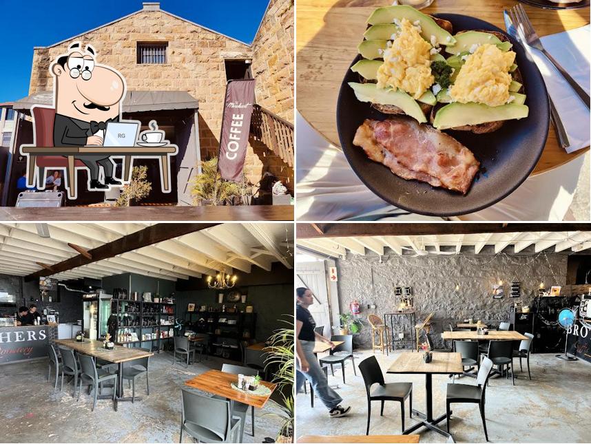 Installez-vous à l'une des tables de The Merchant Coffee (Town)