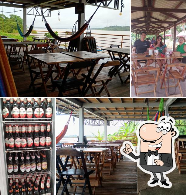 Sente em uma das mesas no Pittbull Restaurante