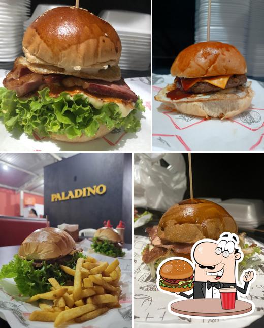 Experimente um dos hambúrgueres servidos no Hambúrgueria Paladino