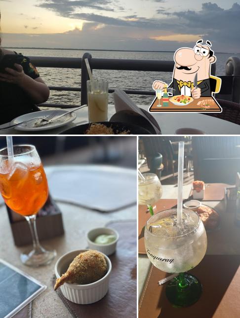 A comida e interior do restaurante