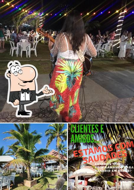 Sente em uma das mesas no Quiosque Oásis 41