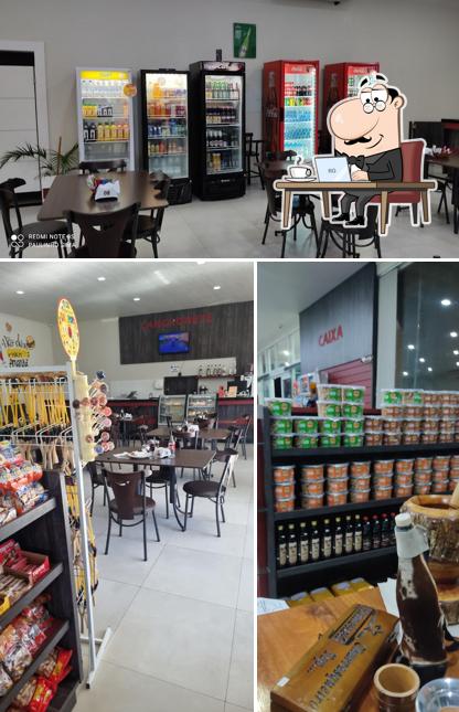 Sente em uma das mesas no Vaca Loka