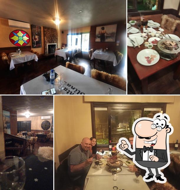 Sente em uma das mesas no Restaurante Colina's Gramado
