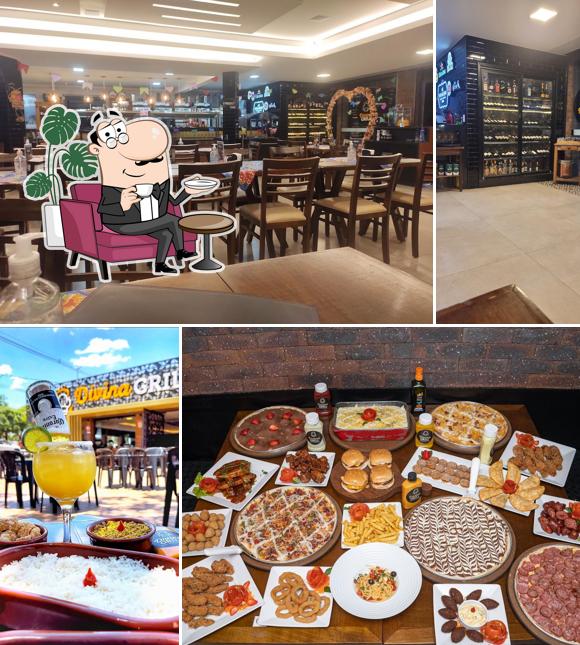 Sente em uma das mesas no Divina Grill & Pizza