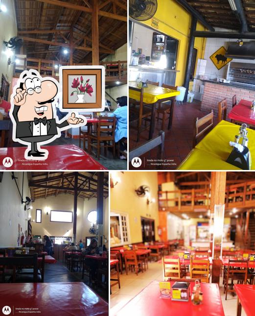 Sente em uma das mesas no Restaurante Leblon Itanhaém