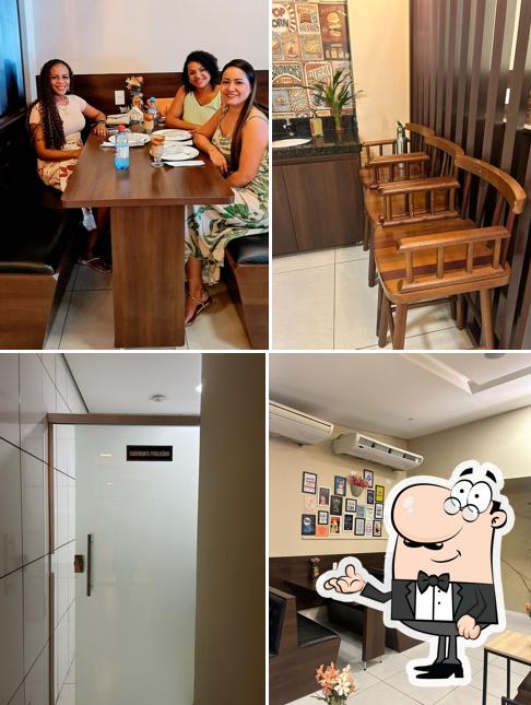 Sente em uma das mesas no Café Helena