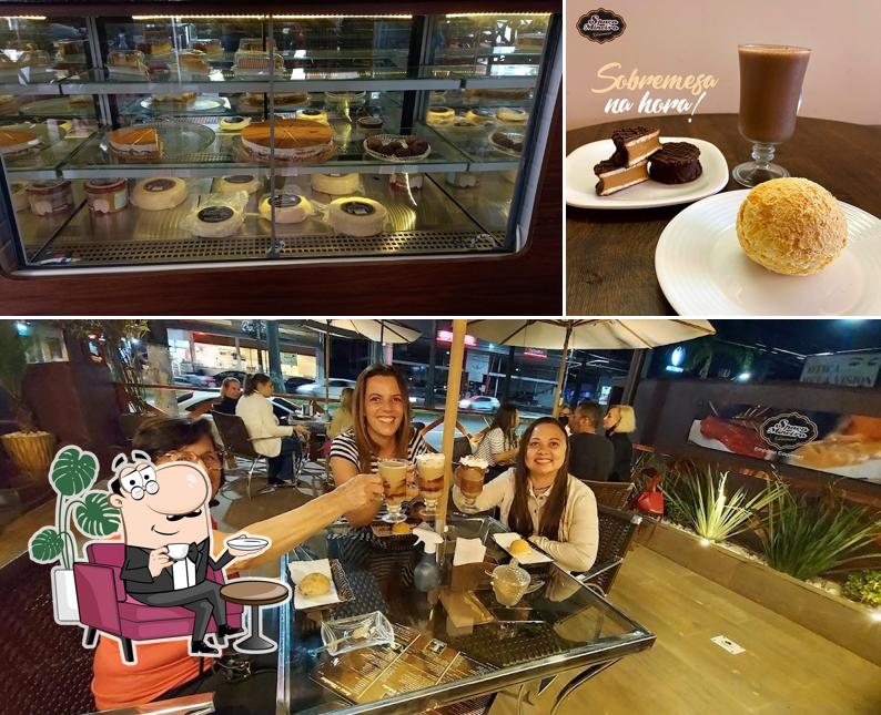 Sente em uma das mesas no Spaço Mineiro Gourmet