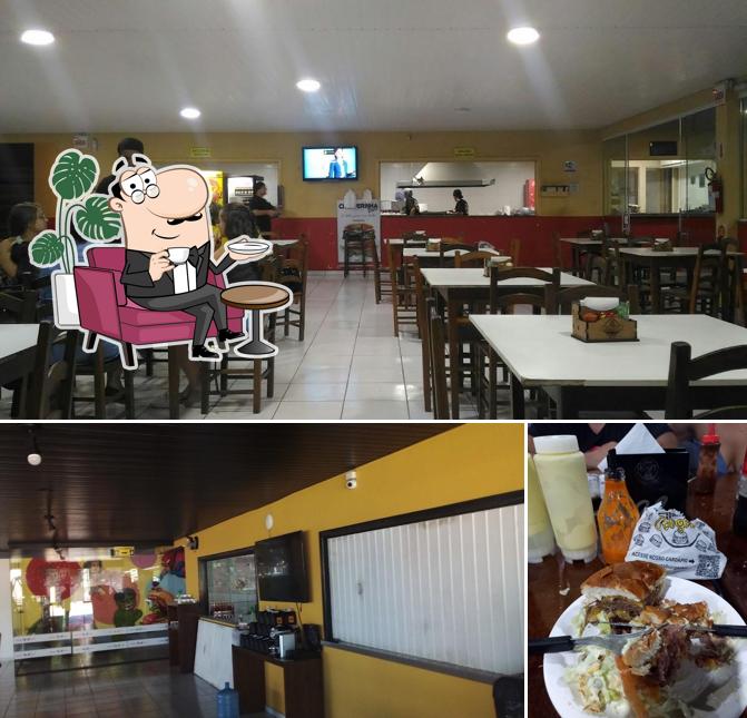 O interior do Santo Burger