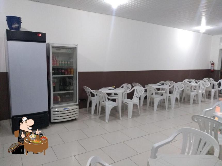 Dê uma olhada a foto mostrando comida e interior no NAVARRO'S LANCHES