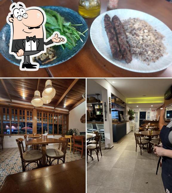 Sente em uma das mesas no Chef Benon
