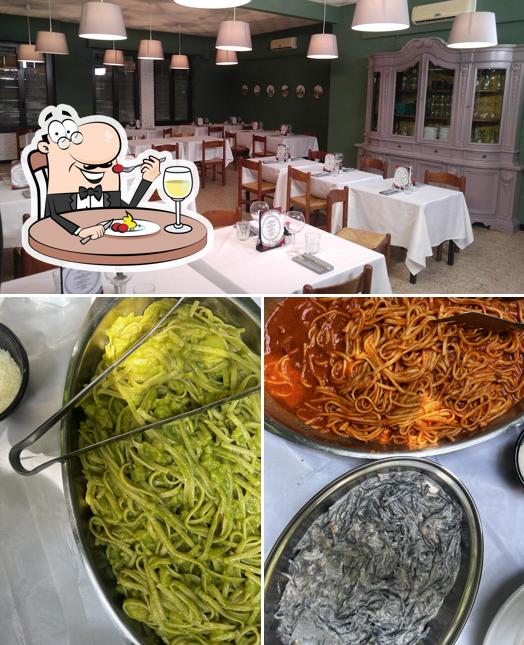 Guarda la foto che raffigura la cibo e interni di Ristorante Pizzeria da Penna Busalla