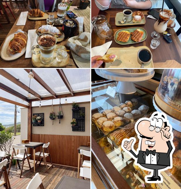 Sente em uma das mesas no Pitucos Café