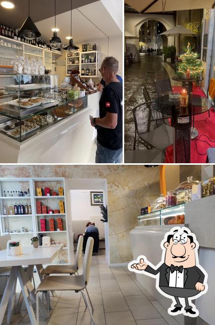 Siediti a un tavolo di Caffe Al Portico