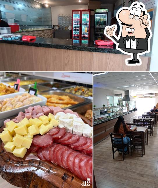 Sente em uma das mesas no JR Restaurante Grill em Santa Maria
