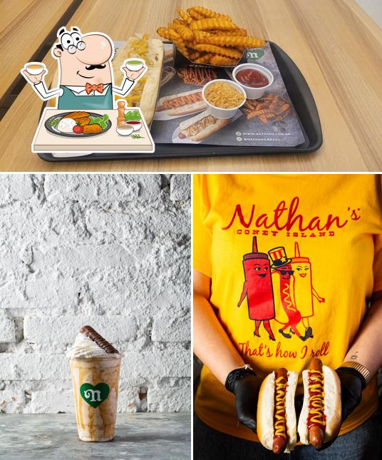 Platos en Nathan's Famous