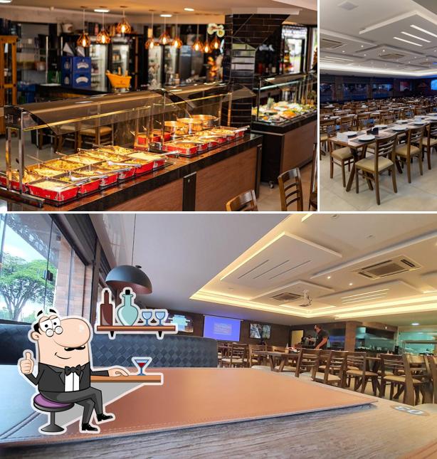 O interior do Divina Grill & Pizza