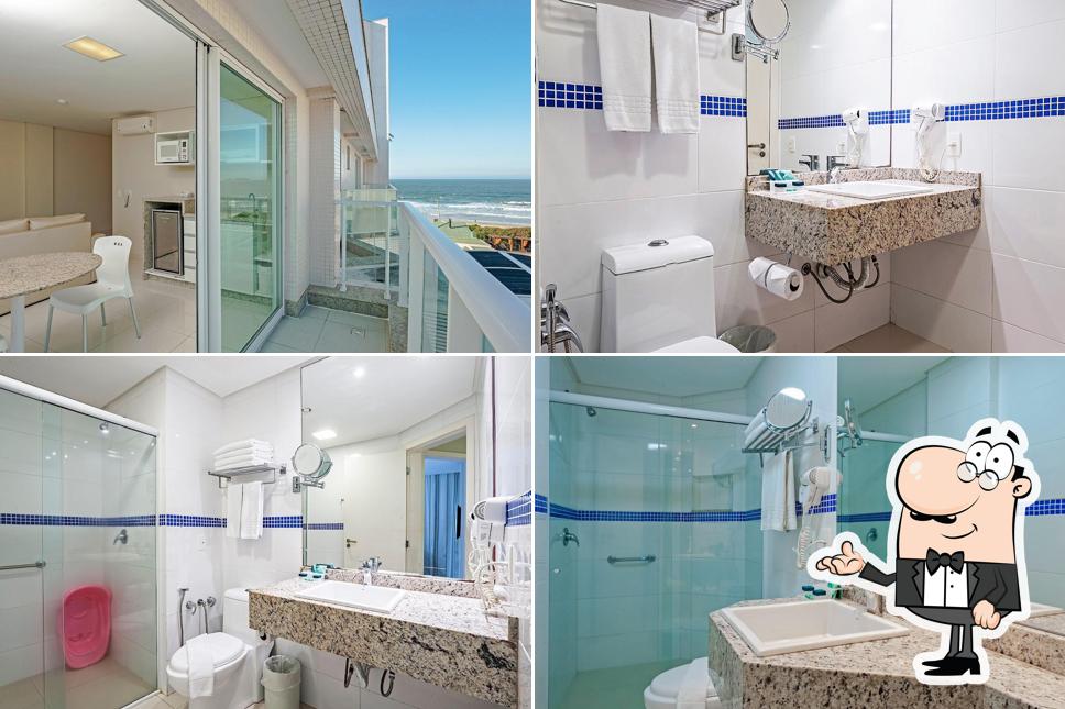 Sente em uma das mesas no Hotel Slaviero Ingleses Convention