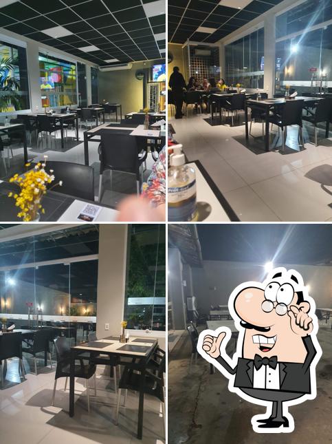 Sente em uma das mesas no Parrilla Steak House