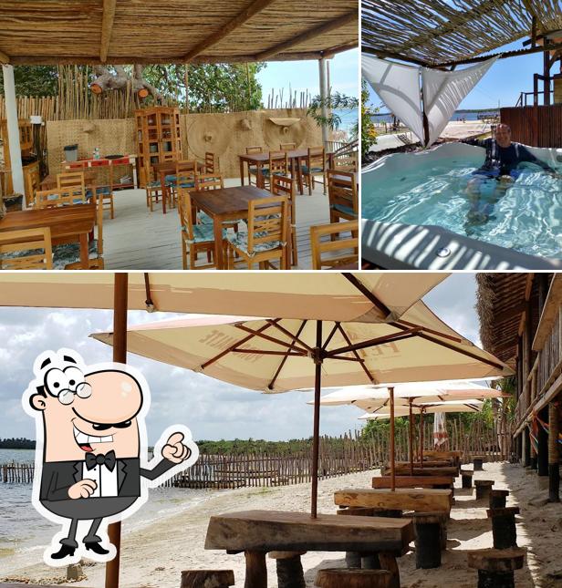 Sente em uma das mesas no Munzuá Pier Club