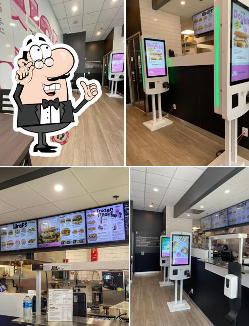 Installez-vous à l'une des tables de Odd Burger