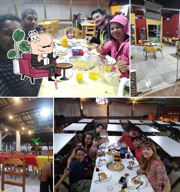 Sente em uma das mesas no Pizzaria Texas Grill - Miguel Sutil