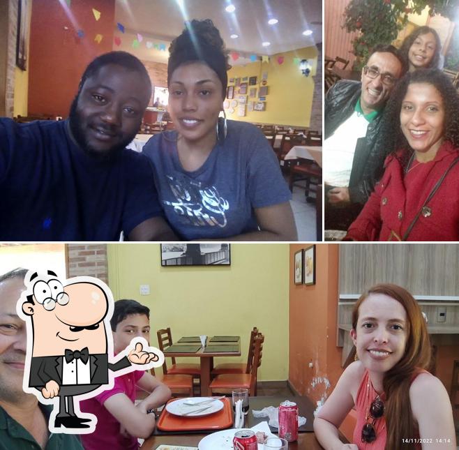 Sente em uma das mesas no Dennys Restaurante Vila Cláudia